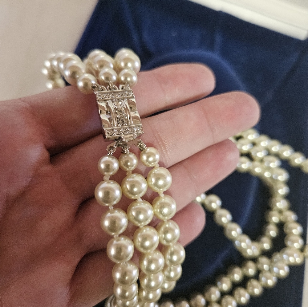 Jackie Kennedy" FAUX"Pearl Necklace With Silver Tone Accents & Swarovski Closure - Picture 7 of 9